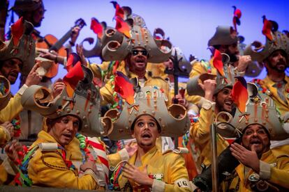 El coro 'El Batallitas' durante su actuación en la final del Concurso Oficial de Agrupaciones Carnavalescas de Cádiz (COAC), el 1 de marzo de 2019.