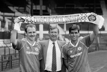 Ferguson posa junto a Mike Phelan (izquierda) y Neil Webb (derecha) en Old Trafford en 1989.