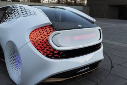 El Concept-i, desarrollado por el estudio CALTY Design Research y el Toyota Innovation Hub, se relaciona con el exterior: la parte trasera envía mensajes a otros conductores sobre curvas que se acercan o posibles peligros.