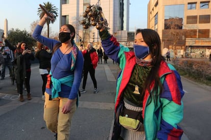 Un grupo de mujeres en Santiago (Chile), a mitad de agosto de 2020, en una manifestación en defensa del pueblo mapuche.