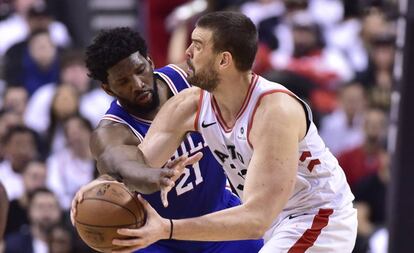 Embiid trata de quitarle el balón a Marc Gasol.