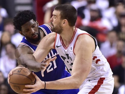 Embiid trata de quitarle el balón a Marc Gasol.