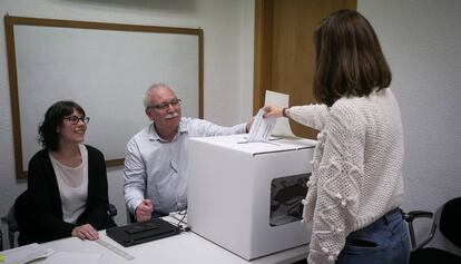 Docentes de escuelas e institutos públicos votan en las elecciones sindicales.