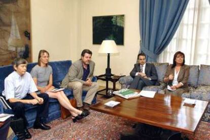 De izquierda a derecha, Theo Oberhuber, Liliane Spendeler, Juan López de Uralde, José Luis Rodríguez Zapatero y Cristina Narbona, el martes en La Moncloa.