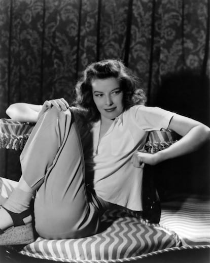 Katharine Hepburn. Segundo várias biografias, o relacionamento que teve com Spencer Tracy foi muito especial porque ambos eram bissexuais. Scotty Moore diz em suas memórias que Hepburn teve relações com “pelo menos 150 mulheres” durante seu convívio com o ator.