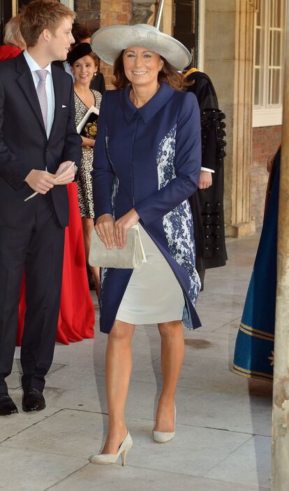 Carole Middleton, madre de la duquesa de Cambridge, sale de la capilla donde ha sido bautizado su nieto, el príncipe Jorge.