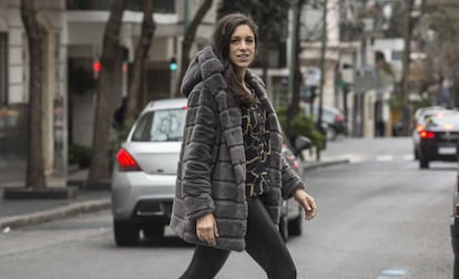 Ariana Harwicz en las calles de Buenos Aires.