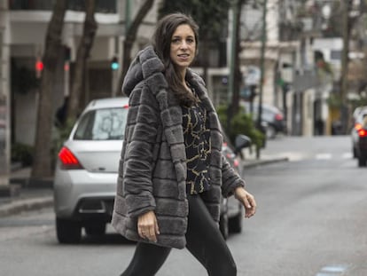 Ariana Harwicz en las calles de Buenos Aires.