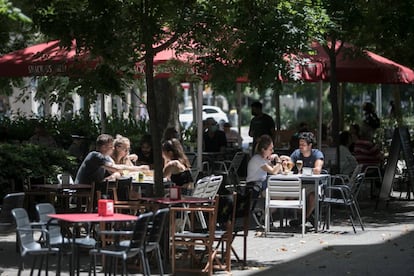 Una terrassa al passeig Sant Joan de Barcelona.