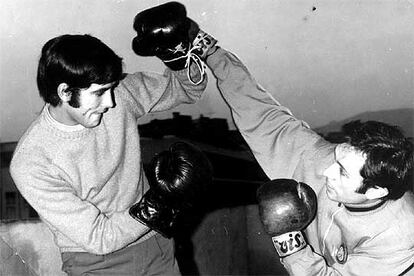 Gonzalo Surez le da una leccin de boxeo a Joan Manuel Serrat.