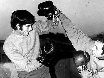 Gonzalo Suárez le da una lección de boxeo a Joan Manuel Serrat.