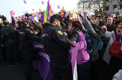 Efectivos policiales frente a la concentración feminista de Sevilla. 