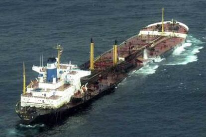 El petrolero <i>Prestige,</i> el 14 de noviembre de 2002, un día después de emitir la señal de alarma, cuando era remolcado hacia alta mar.