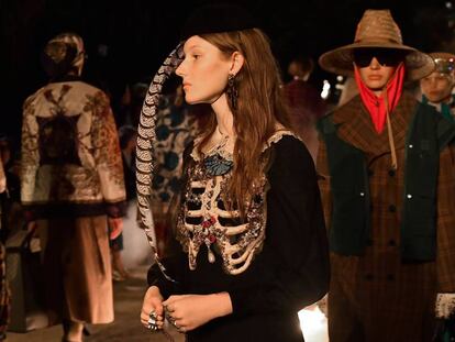 Modelos de la colección crucero de Gucci en el desfile celebrado el 30 de mayo en Arlés, Francia.