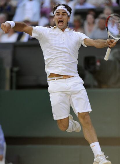 Roger Federer salta tras ganar la final de Wimbledon.