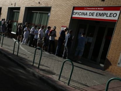 Una cola de parados espera delante de una oficina de empleo de Madrid el pasado julio.