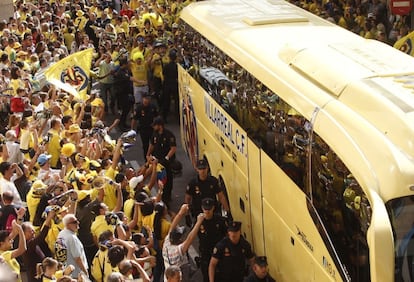 Aficionados del Villarreal reciben al autobús del equipo antes del duelo contra el Almería.