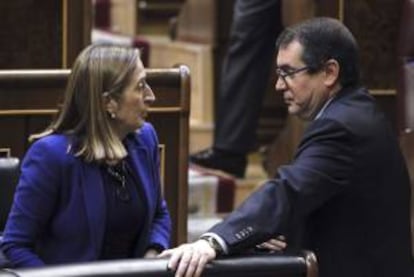 La ministra de Fomento, Ana Pastor conversa con el diputado de CiU, Jordi Jané, durante el pleno celebrado hoy en el Congreso.