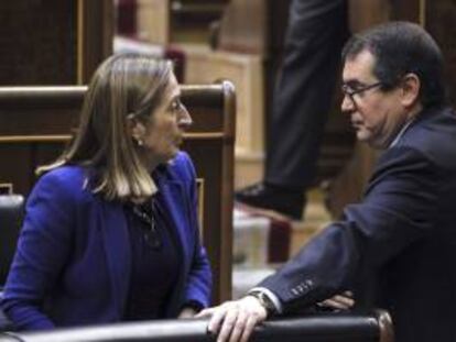 La ministra de Fomento, Ana Pastor conversa con el diputado de CiU, Jordi Jané, durante el pleno celebrado hoy en el Congreso.