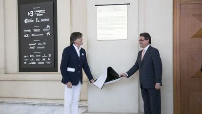 Flotats y Mas descubren la placa en homenaje al primero en el vestíbulo del TNC.