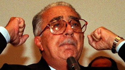 Armando Cossutta, durante un mitin en Roma en 1999.