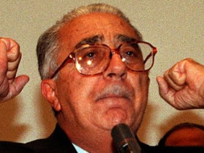 Armando Cossutta, durante un mitin en Roma en 1999.