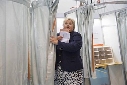 La primera ministra noruega, Erna Solberg, vota en un colegio electoral en Bergen.