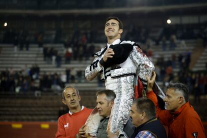 El Fandi, a hombros tras cortar dos orejas en la última corrida de la feria.