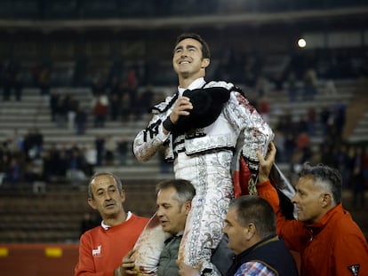 El Fandi, a hombros tras cortar dos orejas en la última corrida de la feria.