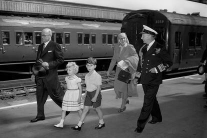 Alicia de Battenberg con sus nietos, Carlos y Ana, en 1955.