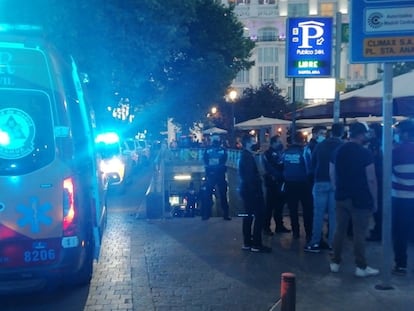 Ambulancias y policías situados a la entrada del aparcamiento en el que se ha producido el accidente este sábado, en la plaza de Santa Ana de Madrid.