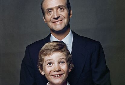 El príncipe Felipe, con su padre, don Juan Carlos, en 1977.