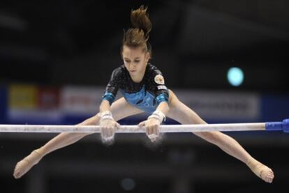 La rusa Viktoria Komova, durante los Mundiales de gimnasia de Tokio.