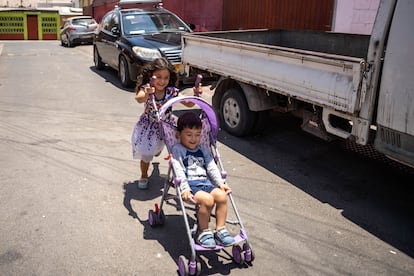 Amaru, de tres años, tiene hiperactividad, problemas de crecimiento y alergias que le han llevado a convulsionar y pasar largas temporadas en el hospital. Ya durante el embarazo, su madre, Cryshna, de 24 años, se asustó porque el bebé no se movía. Ahora bromea con que el pequeño pasa más tiempo en el médico que en casa, y se queja de que la única solución que le dan es ibuprofeno o paracetamol para las dolencias del niño.  