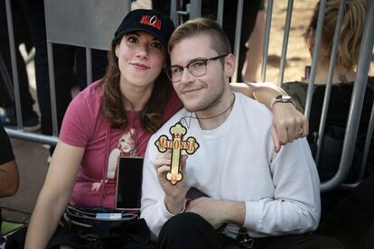 Fans en la cola del concierto de Madonna de Madonna en el Palau Sant Jordi de Barcelona, el 1 de noviembre de 2023.