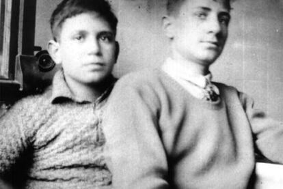 Jorge Semprún, izquierda, junto a su hermano Gonzalo en una foto de los años treinta.