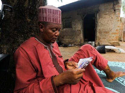 Aminu Salisu, padre de uno de los estudiantes secuestrados en la escuela Salihu Tanko de Tegina, en Nigeria, en una imagen del pasado 11 de agosto.