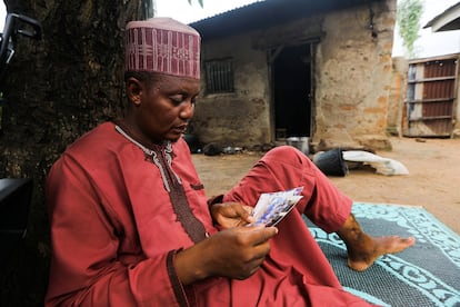 Aminu Salisu, padre de uno de los estudiantes secuestrados en la escuela Salihu Tanko de Tegina, en Nigeria, en una imagen del pasado 11 de agosto.