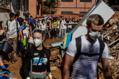 Decenas de voluntarios en una calle de Alfafar, Valencia, el pasado 2 de noviembre.