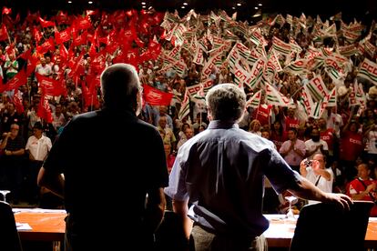 Los exsecretarios generales confederales de CCOO y UGT, Ignacio Fernández Toxo (d), y Cándido Méndez (i), durante la asamblea celebrada con los trabajadores de ambos sindicatos de Málaga con motivo de la huelga general, en septiembre de 2010.