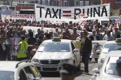 Protesta de taxistas en el paseo del Prado en abril de 2011.