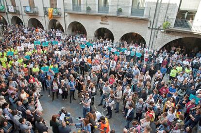 Vista general de la concentración que se ha celebrado este mediodia en Girona en protesta por el encarcelamiento del presidente de la ANC, Jordi Sànchez, y el presidente de Òmnium Cultural, Jordi Cuixart.