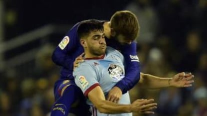 Maxi G&oacute;mez supera a Gerard Pique.