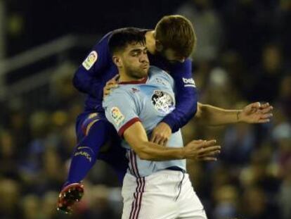 Maxi G&oacute;mez supera a Gerard Pique.