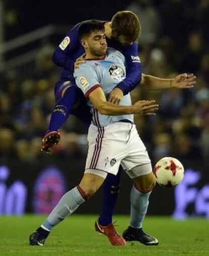 Maxi Gómez supera a Gerard Pique.