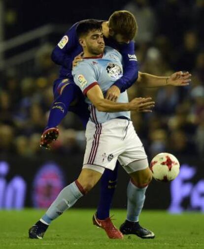 Maxi G&oacute;mez supera a Gerard Pique.