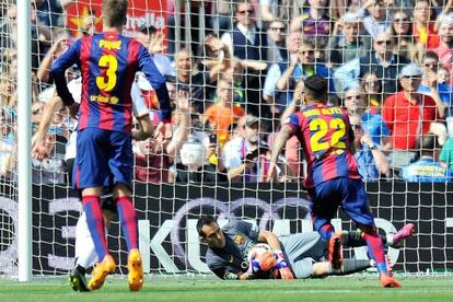 Bravo detiene el penalti lanzado por Parejo en el minuto nueve del partido.
