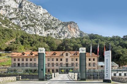 Exterior del balneario La Hermida, en Cantabria.