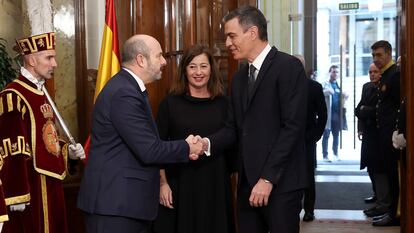 El presidente del Senado, Pedro Rollán, saluda al presidente del Gobierno, Pedro Sánchez, en presencia de la presidenta del Congreso, Francina Armengol, el pasado diciembre.