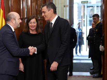 El presidente del Senado, Pedro Rollán, saluda al presidente del Gobierno, Pedro Sánchez, en presencia de la presidenta del Congreso, Francina Armengol, el pasado diciembre.